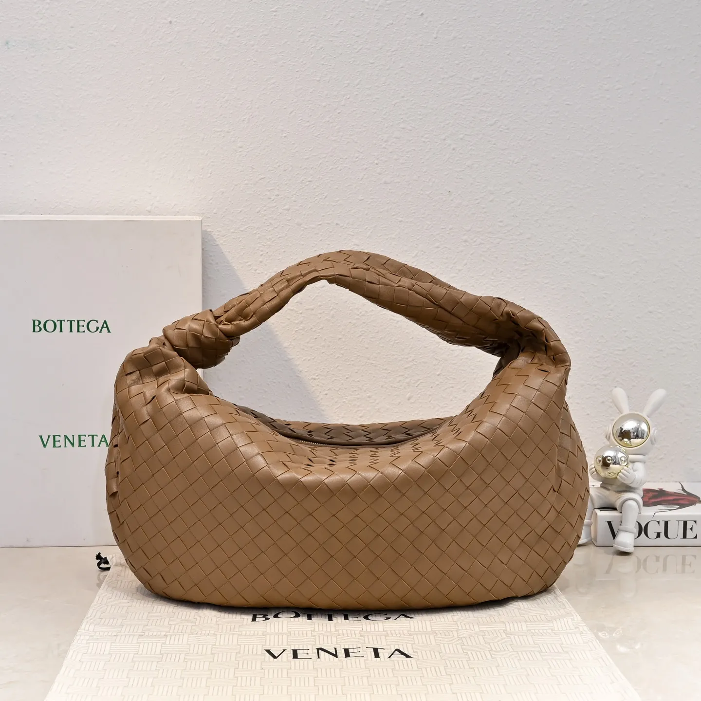 Batch 2360 #JODIE Oversized size comes out~ The shape is still the same fashionable and good-looking. It is made of classic sheepskin weaving. The iconic weaving has always been the most proud design of BV. The soft shape is super suitable for concave shapes~ Not only the size has been changed, but the quality details are also more refined. The shape is more round and Q. The large size has more styles. It is not only practical and can fit everything, but also can carry Jodie’s fashionable concave shape. It is really practical and fashionable. It is awesome in capital letters!  Size: 54*50*20cm Model: 6699